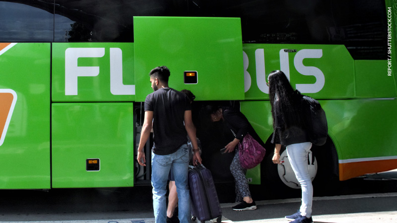 persone davanti a portello bagagli Flixbus