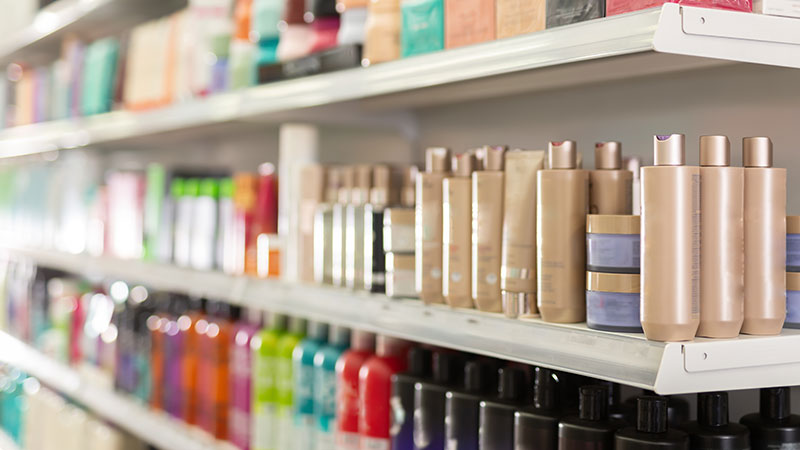 scaffale con prodotti cosmetici vari