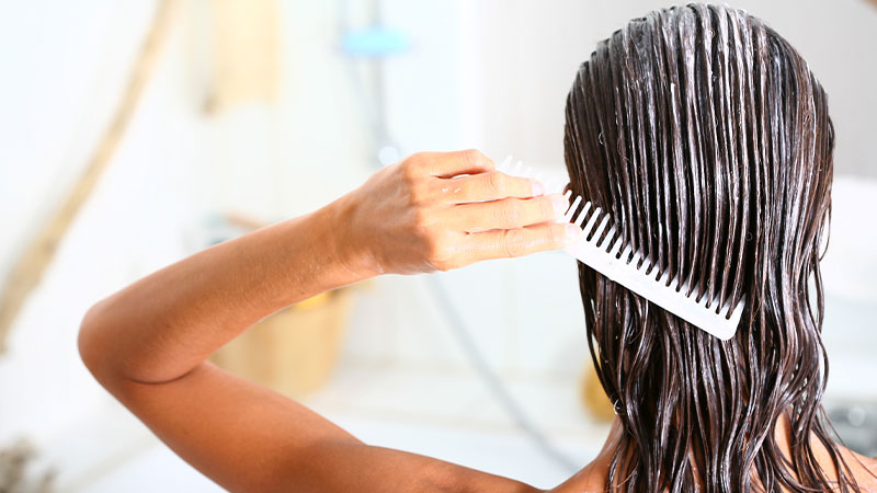 primo piano donna che pettima capelli