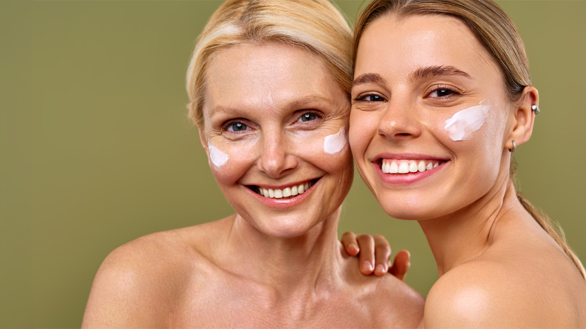 due donne con crema viso sulle guance