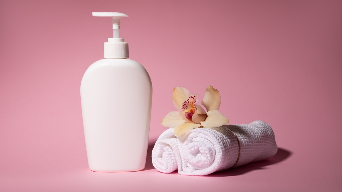 Detergente intimo asciugamano e fiore