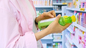 persona legge etichetta di un flacone