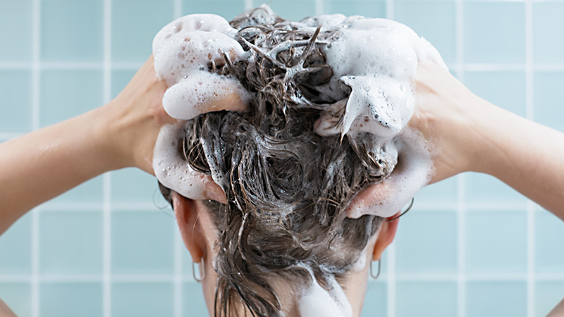 persona si lava i capelli