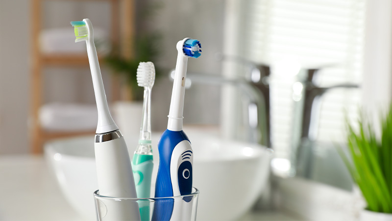 spazzolini elettrici un un porta spazzolini in bagno