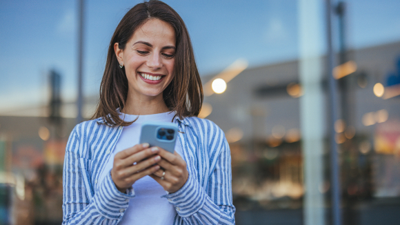 ragazza con smartphone