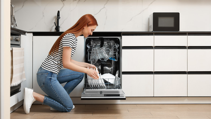 donna usa lavastoviglie