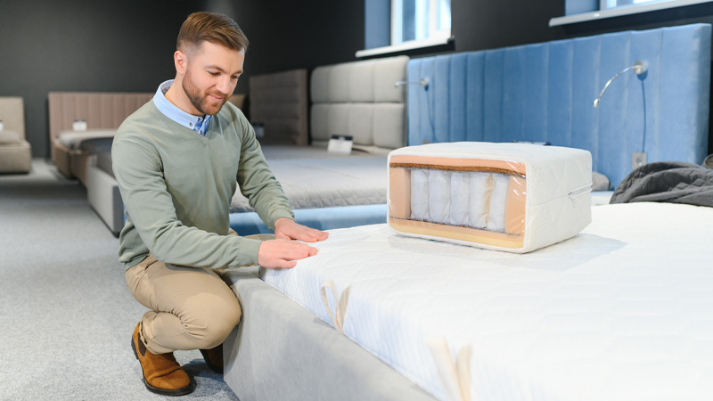 uomo vicino a materasso