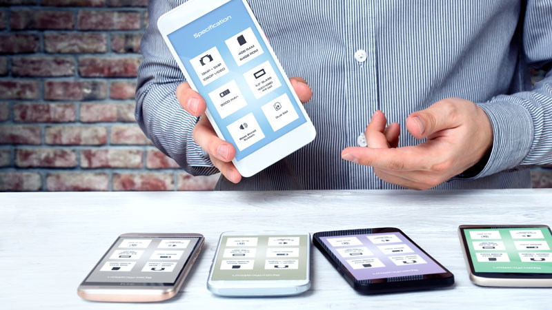 primo piano mani e alcuni smartphone