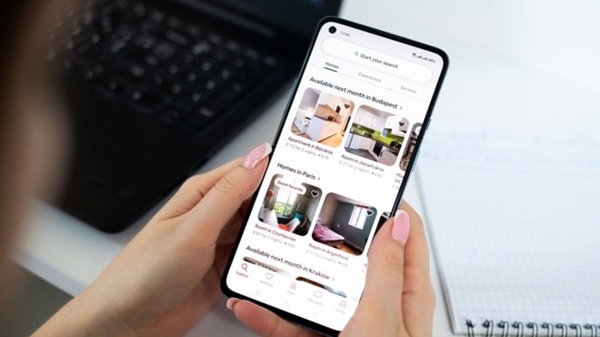 Smartphone con offerte di affitti brevi vacanze