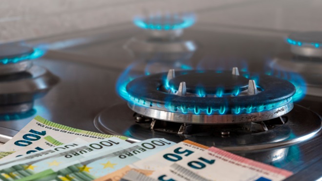 Fornelli a gas con euro in banconote