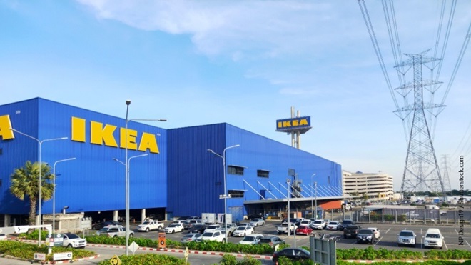 Negozio Ikea con traliccio elettrico