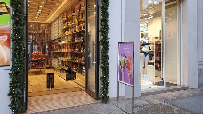 negozio con porta aperta