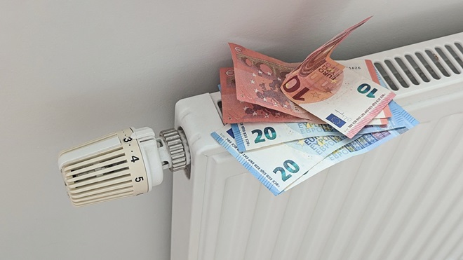 Termosifone con sopra banconote