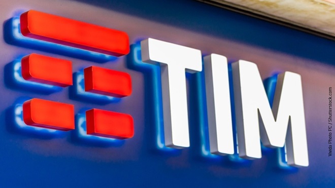 Insegna TIM su sfondo blu