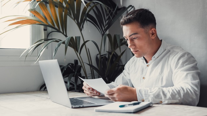 Un giovane confuso e frustrato legge un contratto