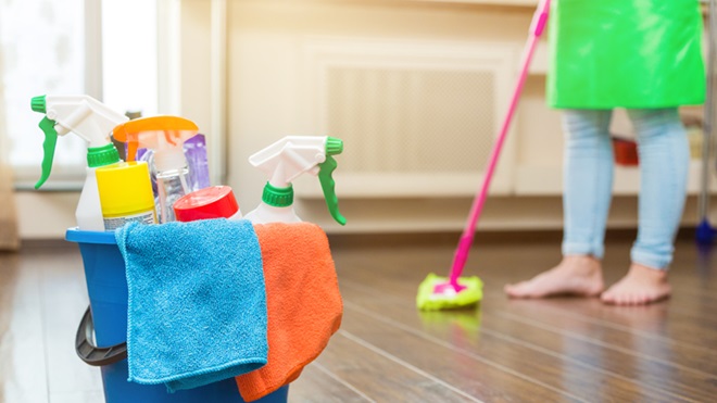 secchio con detergenti per la casa