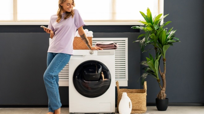 Donna appoggiata ad asciugatrice