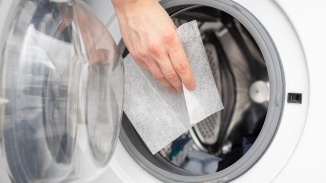 Fogli per profumare il bucato inseriti dentro ad una lavatrice