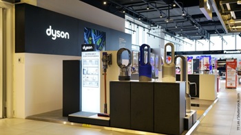 Stand coi prodotti Dyson esposti