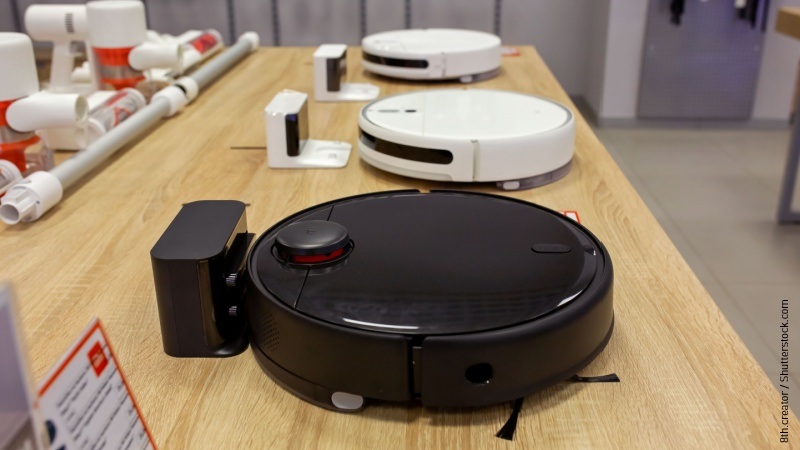 Robot aspirapolvere bianchi e neri in esposizione