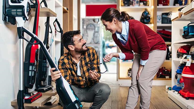 ragazza e ragazzo con in mano aspirapolvere