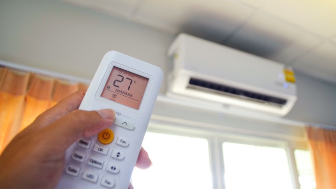 Condizionatore e telecomando per cambiare la temperatura