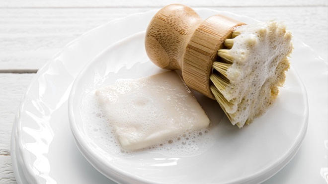 Detersivo solido piatti e spazzola