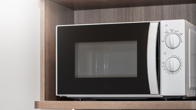 Microonde piccolo dentro un mobile