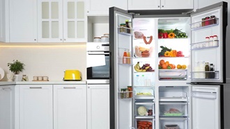 frigorifero aperto pieno di alimenti