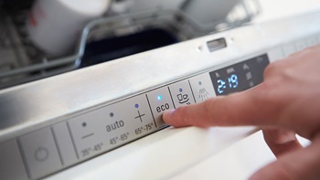 close-up dito che sceglie programma