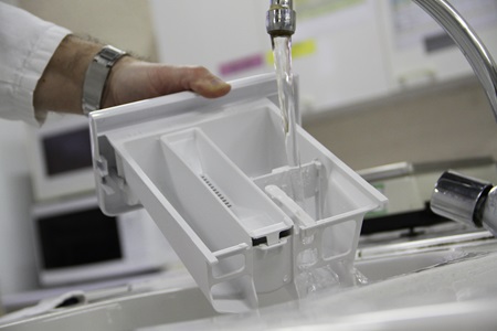 Sciacqua la vaschetta sotto l'acqua