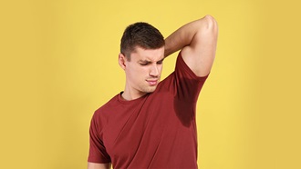 ragazzo con maglietta macchiata di sudore