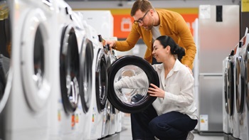 Coppia guarda lavatrice