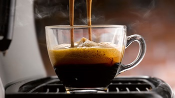 tazzina di caffè che si riempie