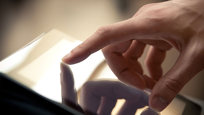 close-up dito su touch screen