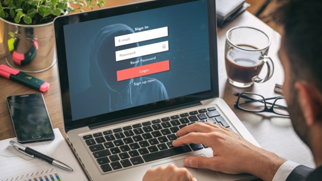 Computer con email e password e uomo che scrive