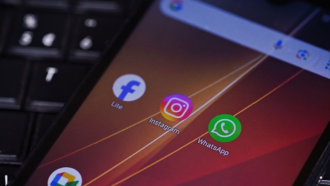 App Facebook e Instagram su uno smartphone