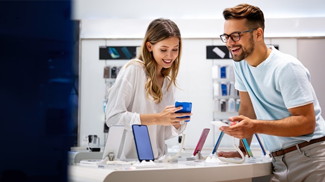 Persone scelgono quale smartphone acquistare