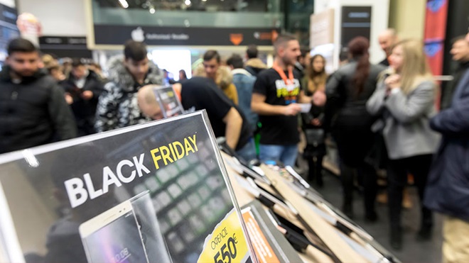 scritta black friday su pc in posto affollato