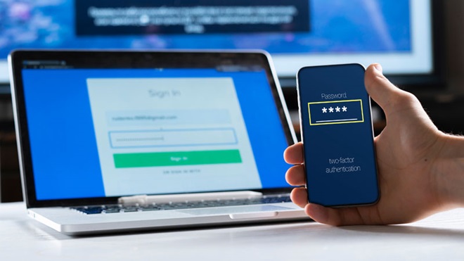 primo piano schermo pc portatile e smartphone