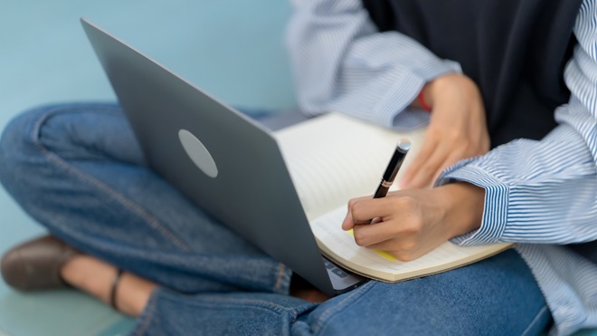 ragazza universitaria studia con pc portatile