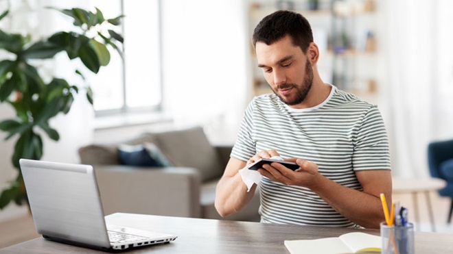 Uomo pulisce schermo dello smartphone