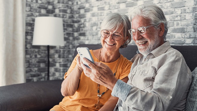 Due anziani utilizzano uno smartphone