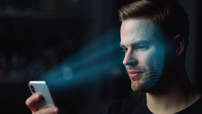 Faccia di uomo con smartphone