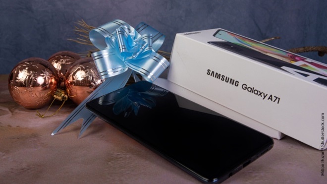 Samsung Galaxy A71 con palline di Natale