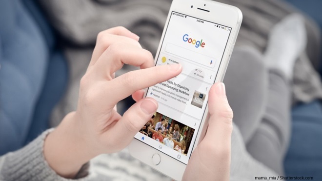 Smartphone con Google e mani
