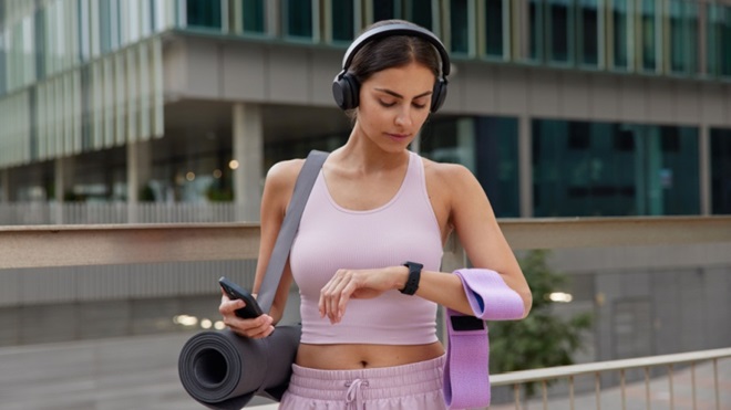 Ragazza sportiva che guarda lo smartwatch
