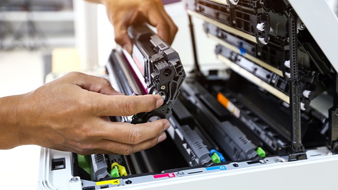 Sostituzione in corso di un toner per stampanti