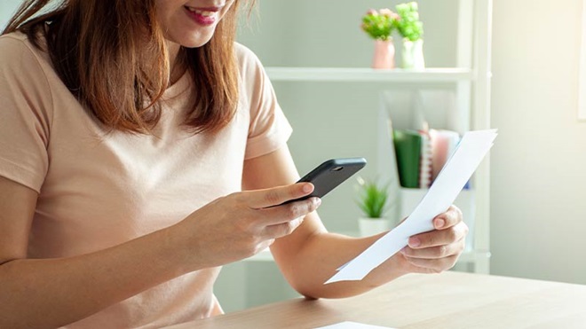 ragazza utilizza un app scanner