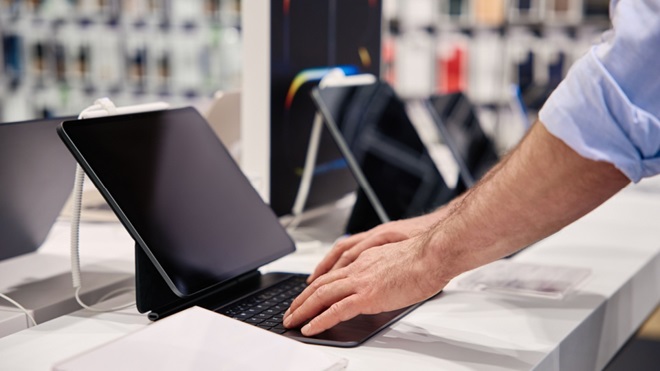 Tablet esposti in negozio con mani di uomo
